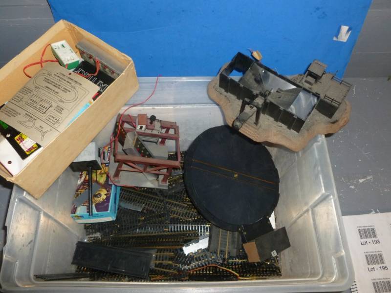 lot 195 image: HO Scale Train Set Items