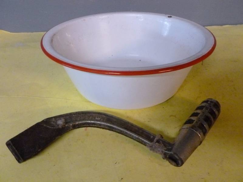 lot 205 image: Vintage Enamelware