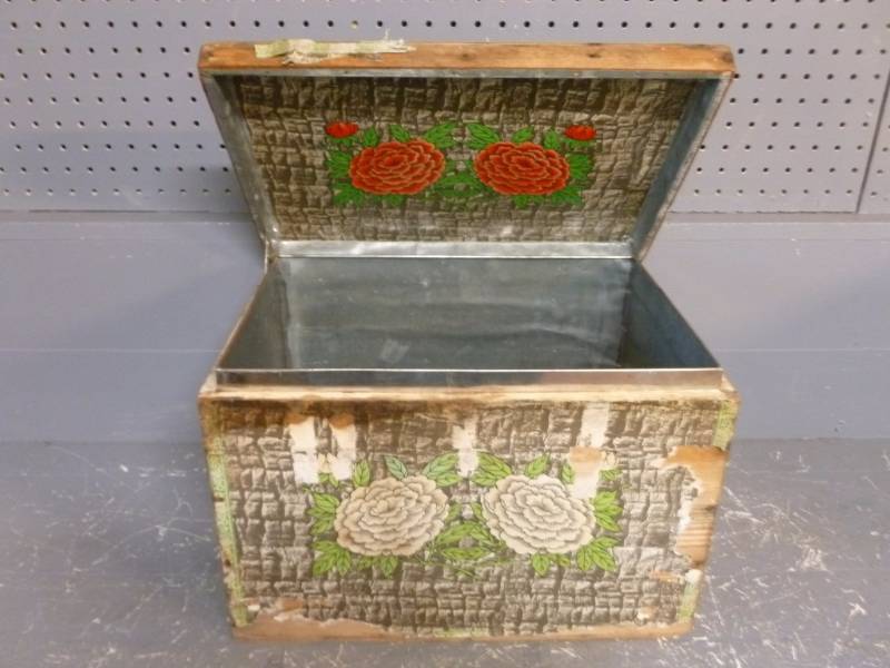lot 209 image: Antique Tea Box