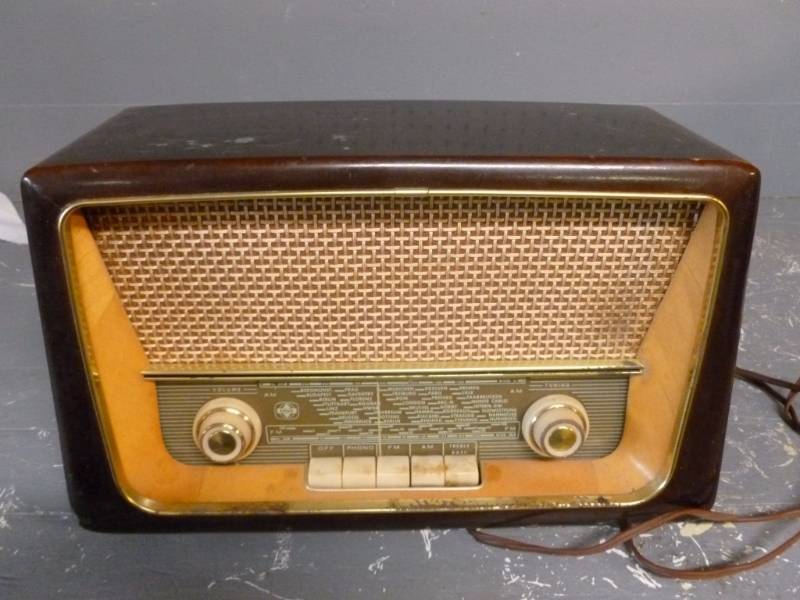 lot 226 image: Vintage Radio