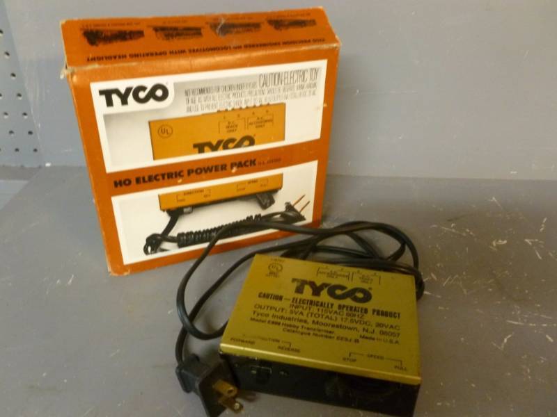 lot 235 image: HO Scale Power Pack