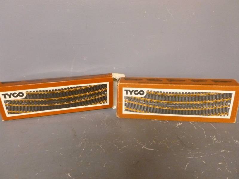lot 236 image: HO Scale Train Set Items