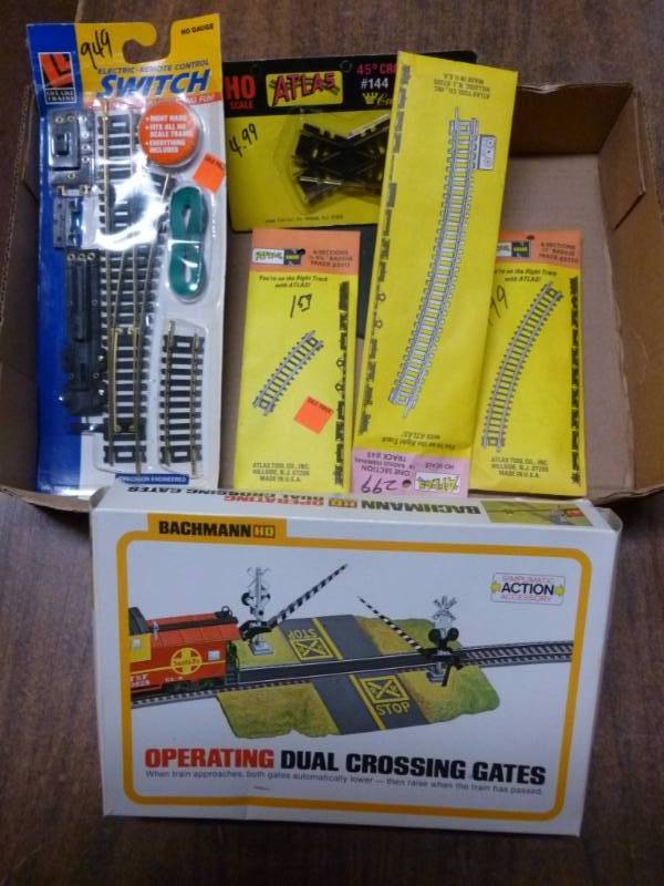 lot 239 image: HO Scale Train Set Items