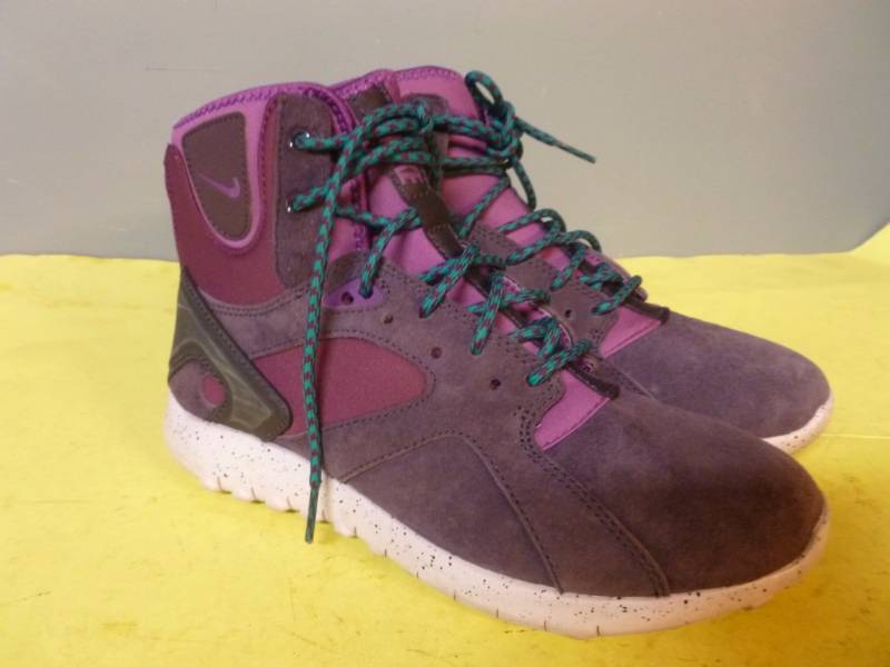 lot 251 image: Nike Shoes