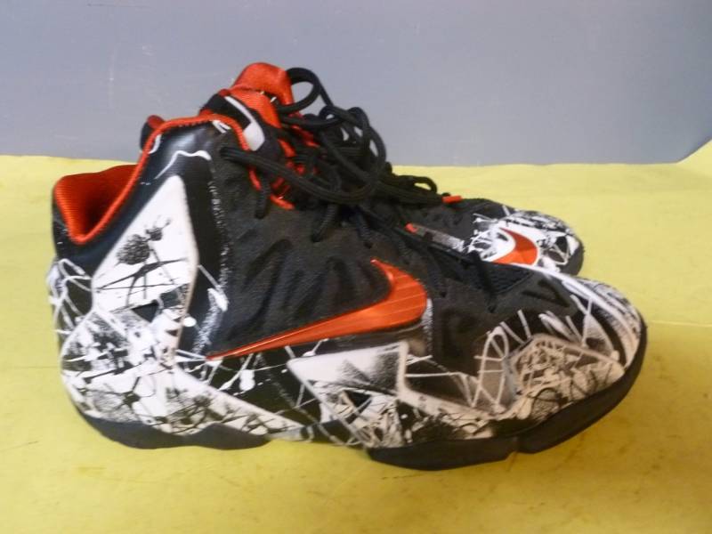 lot 252 image: Nike Air Jordan Shoes