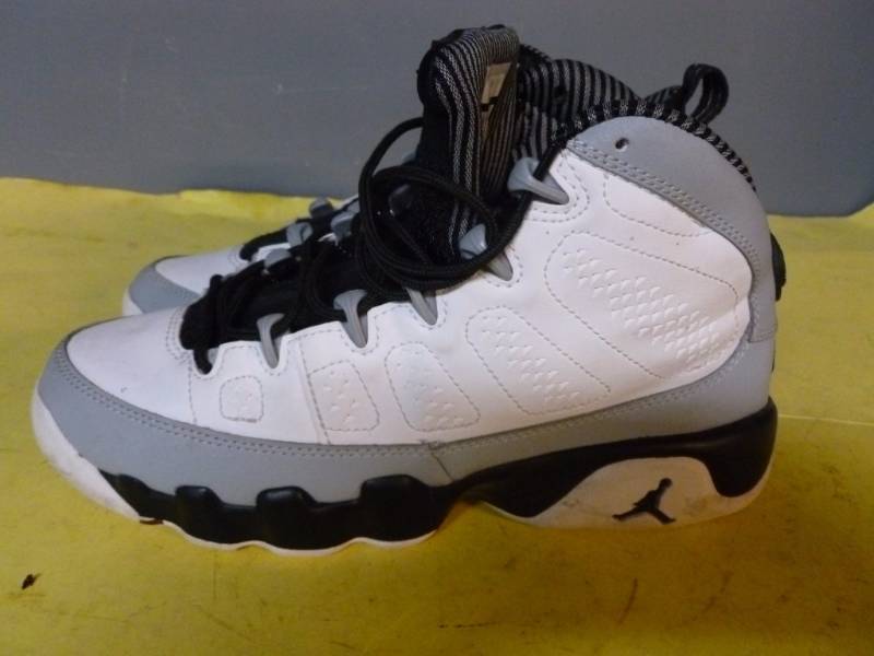 lot 253 image: Nike Air Jordan Shoes