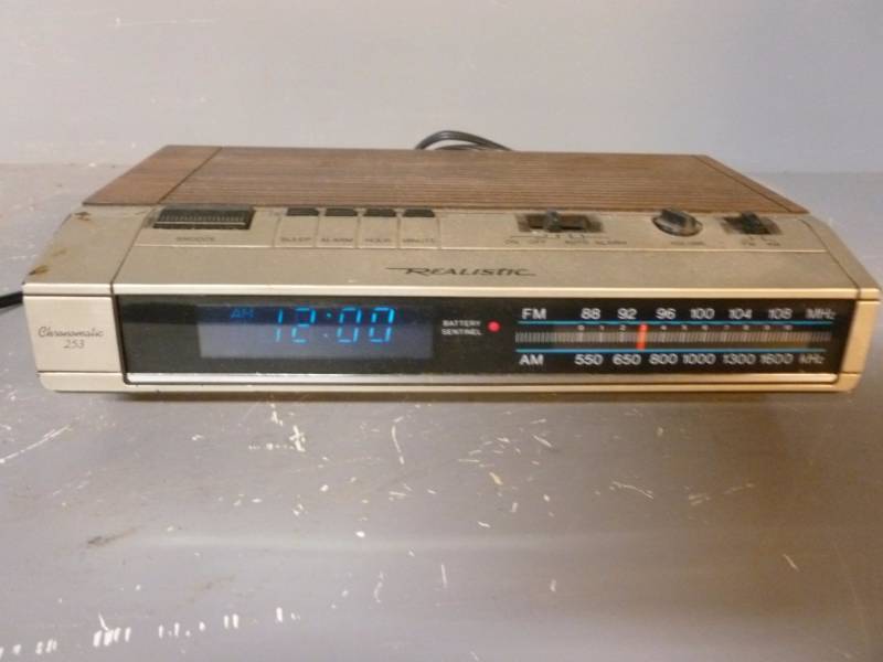 lot 279 image: Realistic Alarm Radio