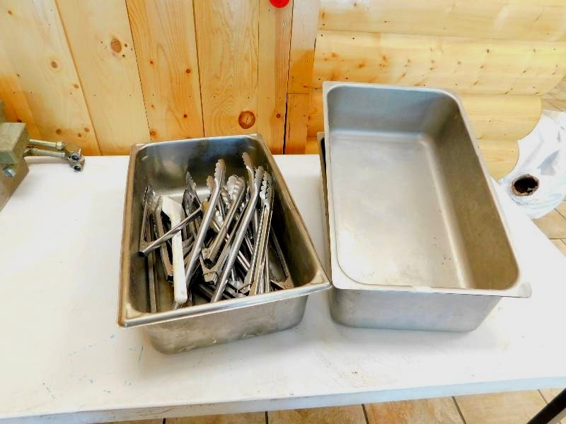 lot 158 image: STEAM TABLE PANS AND THONGS