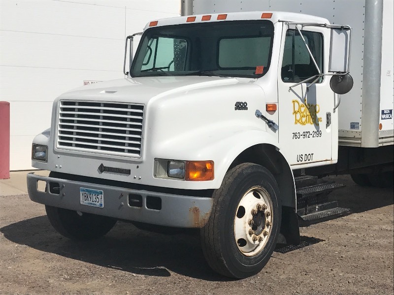 lot 1 image: 1999 International 24ft Box Truck
