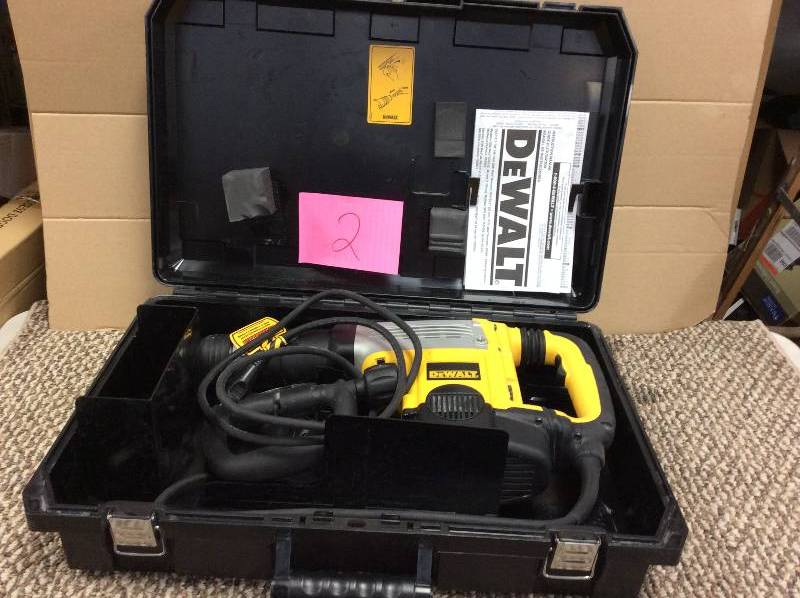 lot 2 image: Dewalt 15 Amp 19 lb. SDS-MAX Demolition Hammer with SHOCKS-Active Vibration Control used in very good condition