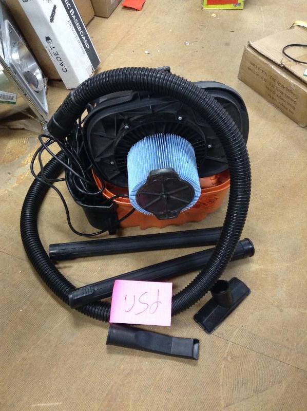 lot 39 image: Ridgid 4 Gal Portable Wet and Dry Vac WD4070