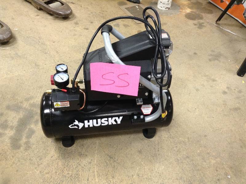 lot 55 image: Husky 4 Gal oil free Air Compressor in like new condition