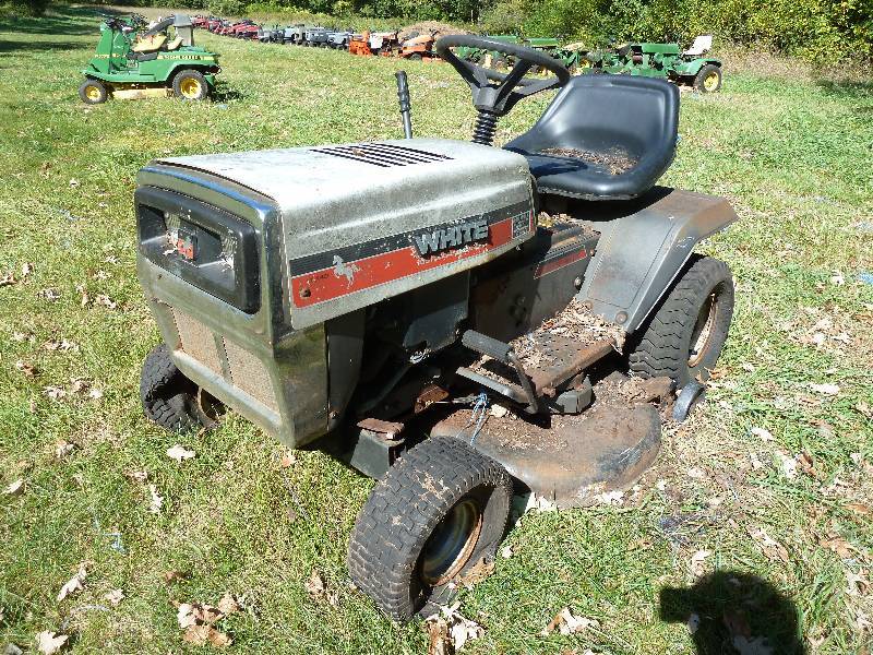 lot 3 image: WHITE LT 140 Riding Lawn Mower
