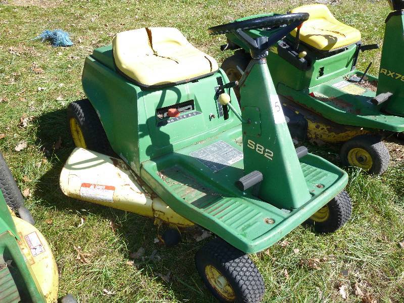 lot 5 image: John Deere S82 Riding Lawn Mower
