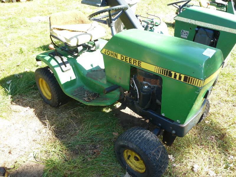lot 11 image: John Deere 111 Riding Lawn Mower