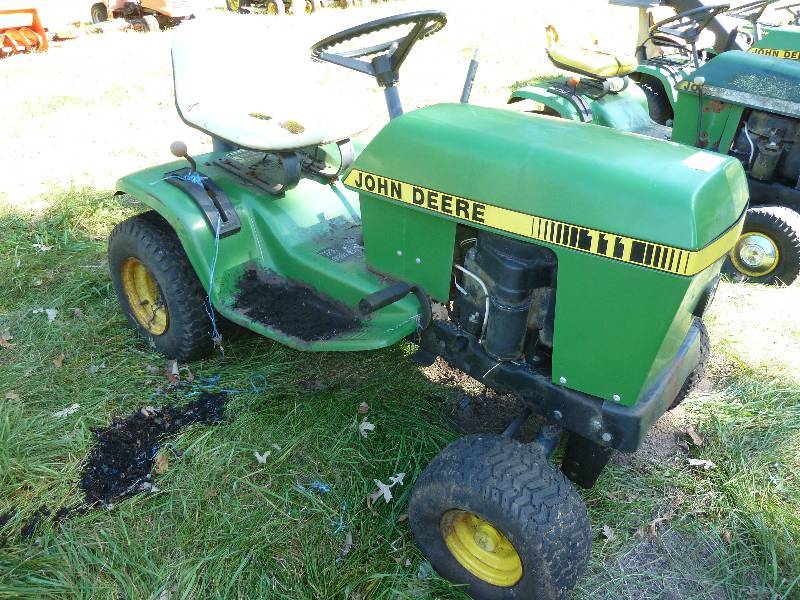 lot 13 image: John Deere 111 Riding Lawn Mower