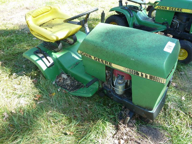 lot 14 image: John Deere 111 Riding Lawn Mower