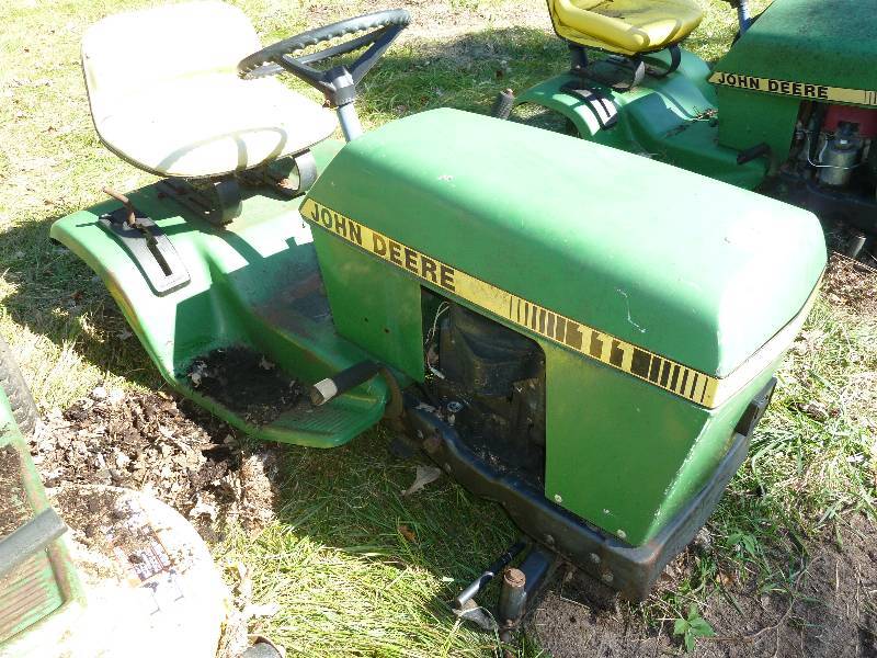 lot 15 image: John Deere 111 Riding Lawn Mower