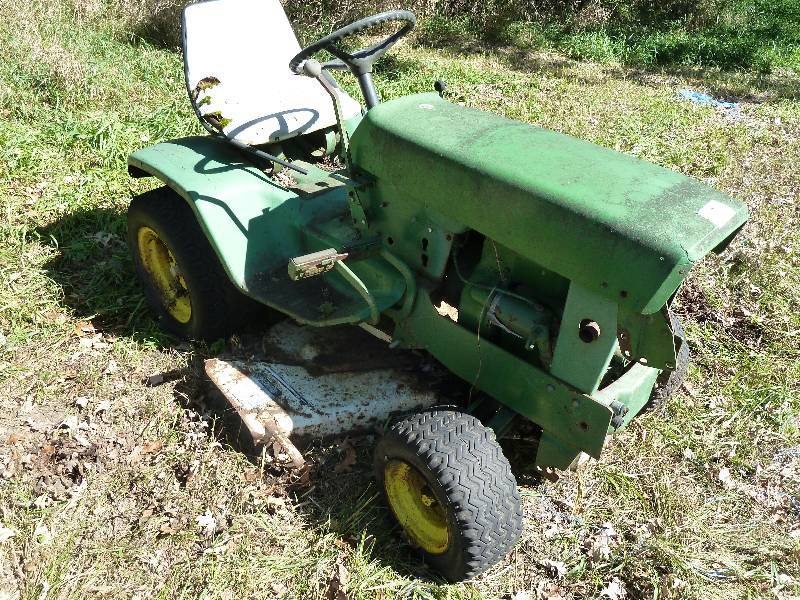 lot 17 image: John Deere Riding Lawn Mower