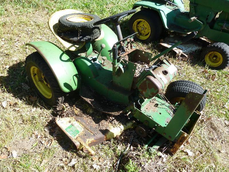 lot 18 image: John Deere Vintage 110 or 112 Riding Lawn Mower