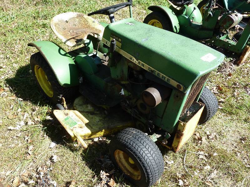 lot 19 image: John Deere 112 Vintage Riding Lawn Mower