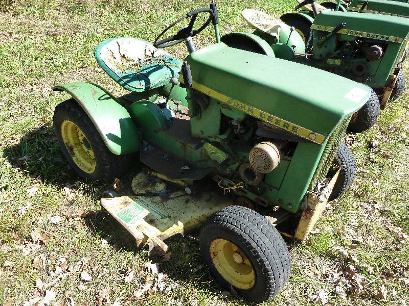 lot 21 image: John Deere 110 Vintage Riding Lawn Mower