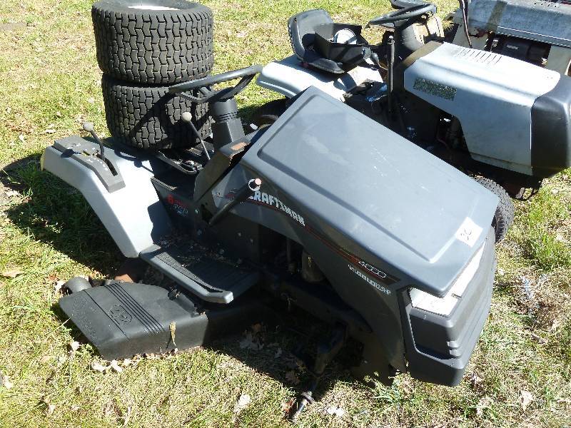 lot 30 image: Craftsman LT4000 Riding Lawn Mower