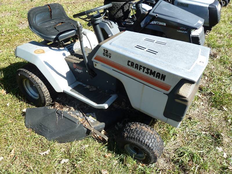 lot 31 image: Craftman Riding Lawn Mower