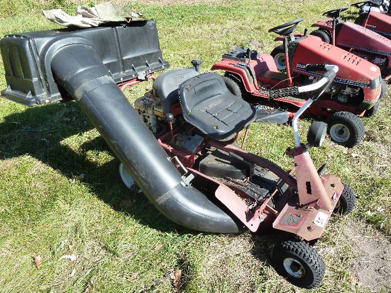 lot 35 image: Snapper Riding Lawn Mower