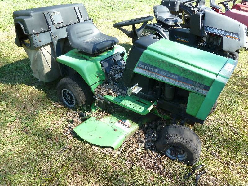 lot 42 image: Deutz-Allis Riding Lawn Mower