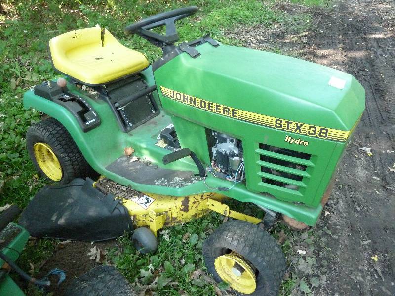 lot 49 image: John Deere STX 38 Riding Lawn Mower