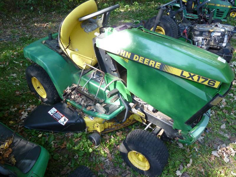 lot 54 image: John Deere LX 176 Riding Lawn Mower