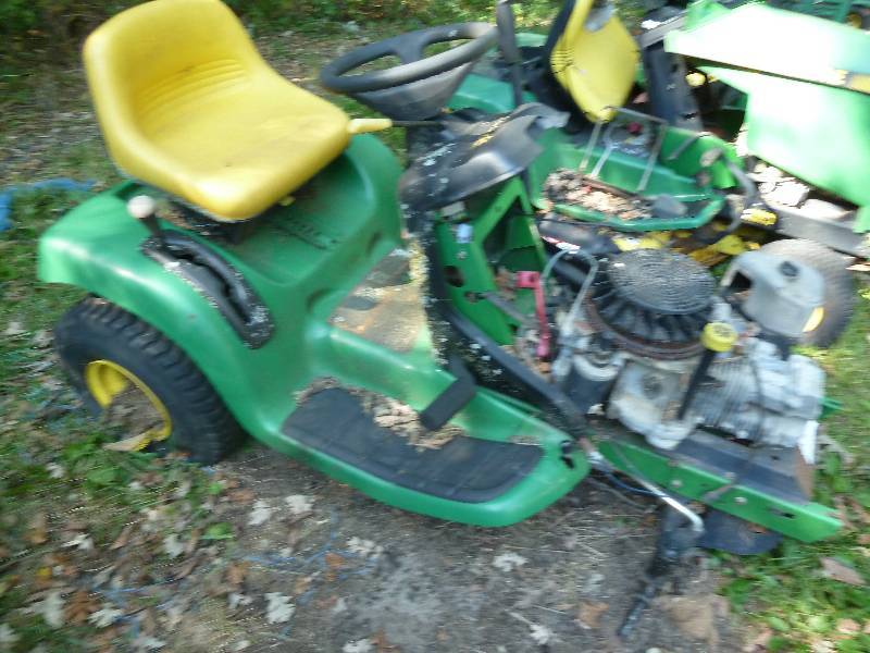 lot 55 image: John Deere LT 133 Riding Lawn Mower