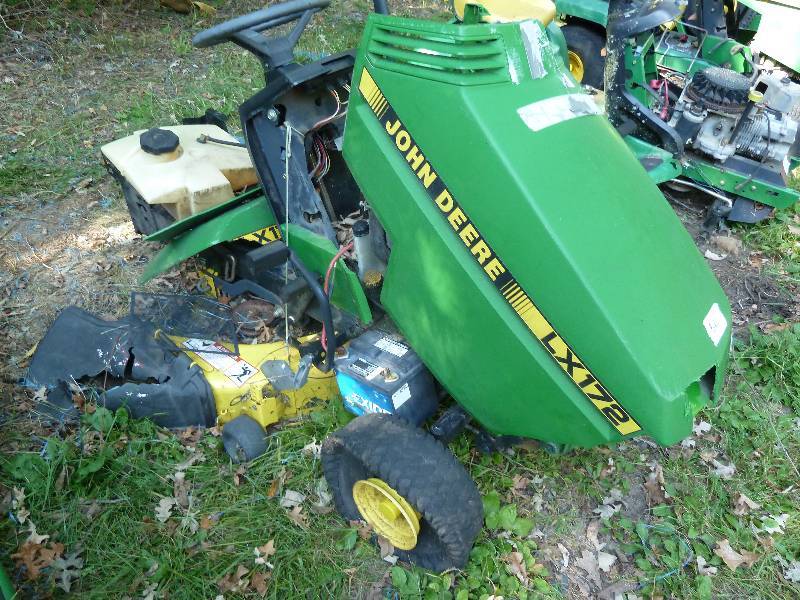 lot 56 image: John Deere LX 178 Riding Lawn Mower