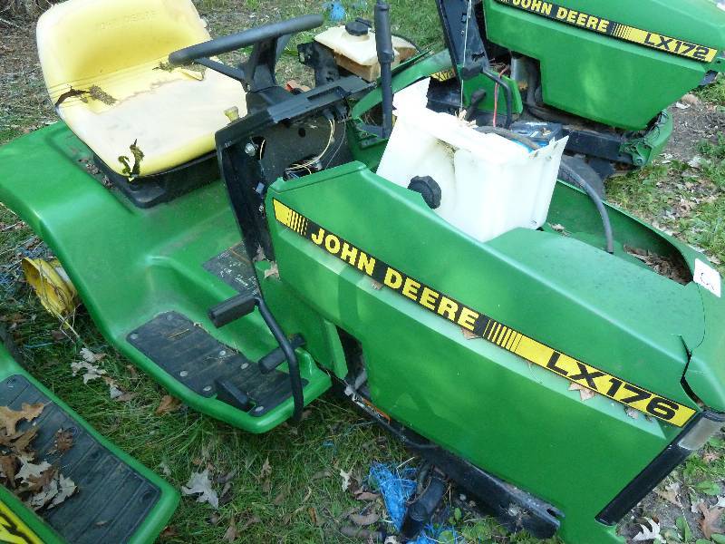 lot 57 image: John Deere LX 176 Riding Lawn Mower