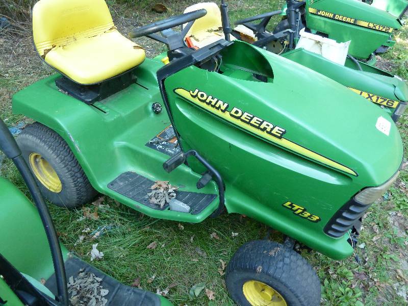 lot 58 image: John Deere LX 176 Riding Lawn Mower