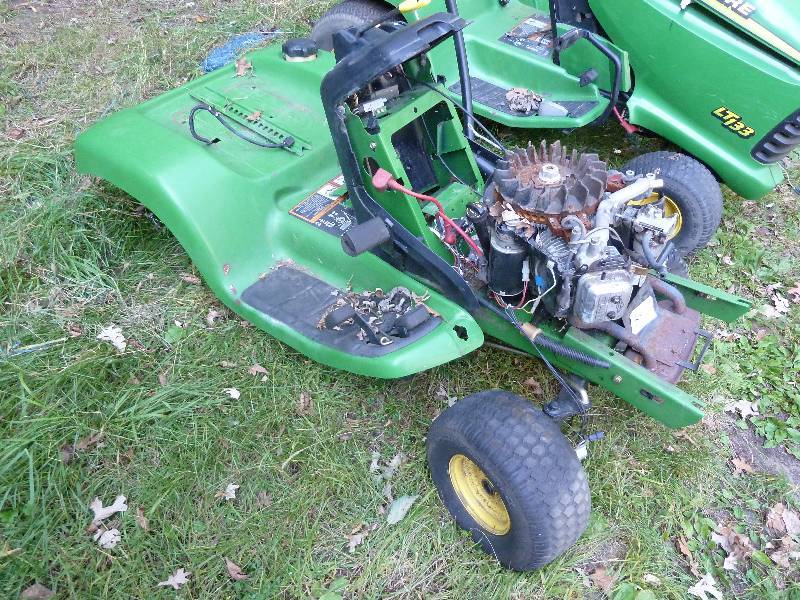 lot 59 image: John Deere LT 166 Riding Lawn Mower