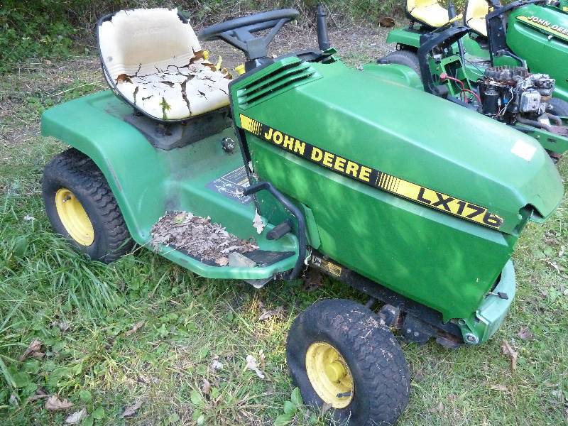 lot 60 image: John Deere LX 176 Riding Lawn Mower