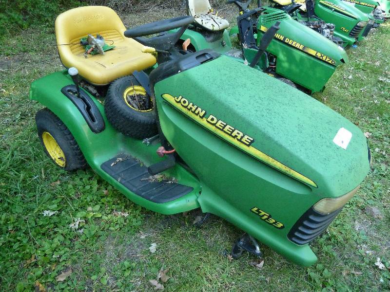 lot 61 image: John Deere LT 133 Riding Lawn Mower