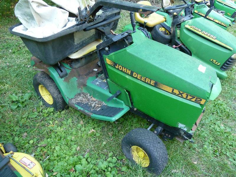 lot 62 image: John Deere LX 172 Riding Lawn Mower
