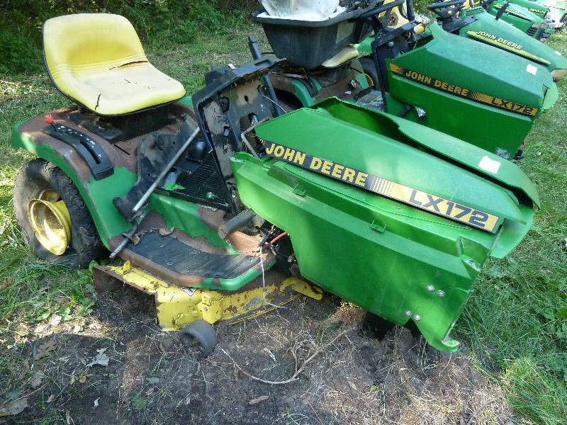 lot 63 image: John Deere LX 172 Riding Lawn Mower