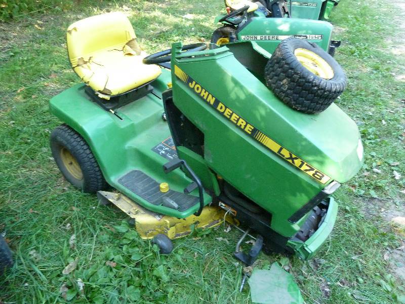 lot 67 image: John Deere LX 178 Riding Lawn Mower