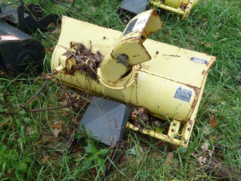 lot 76 image: John Deere Snowblower G338J