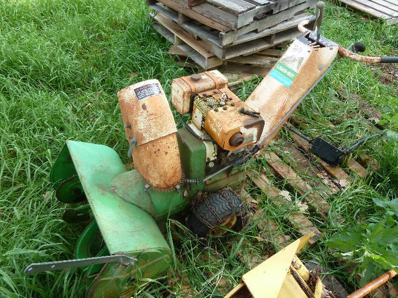 lot 80 image: Lawn Boy Snowblower