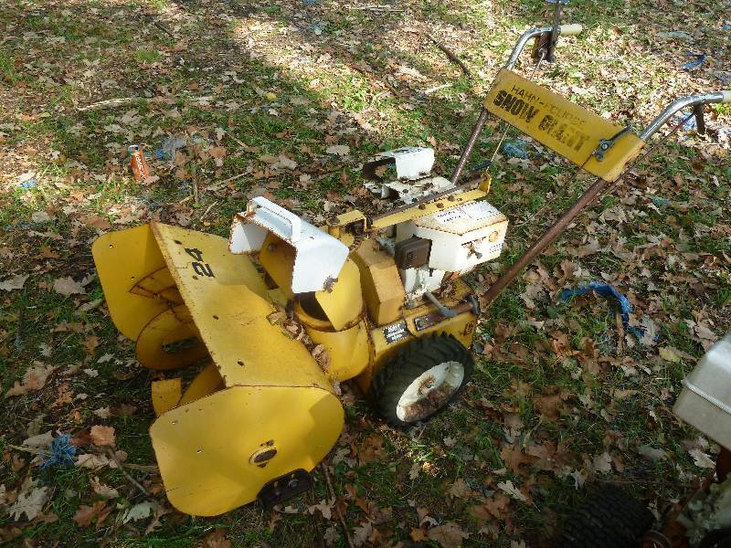 lot 82 image: Hahn Eclipse Snowblower
