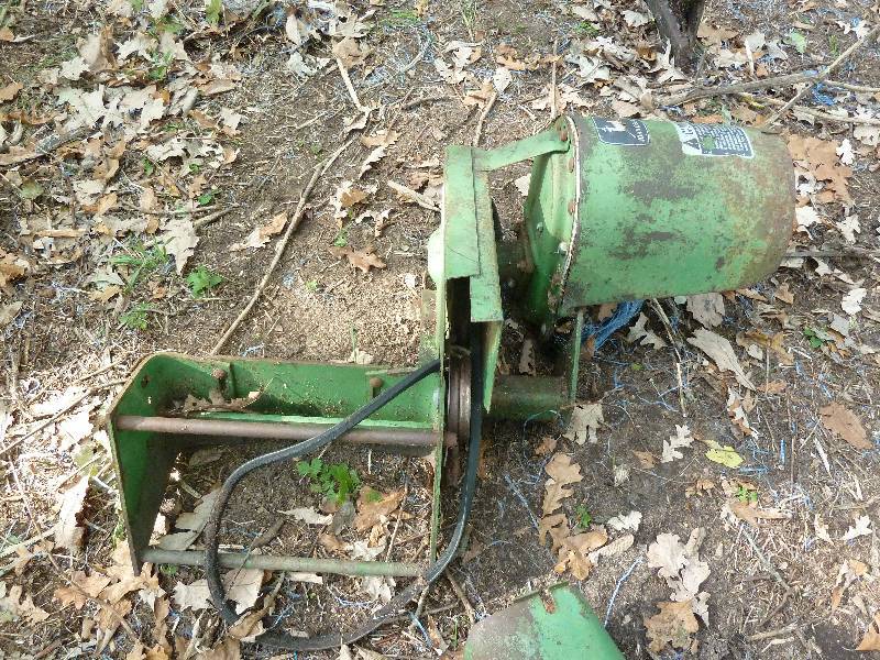 lot 93 image: John Deere Vintage Front Mount PTO