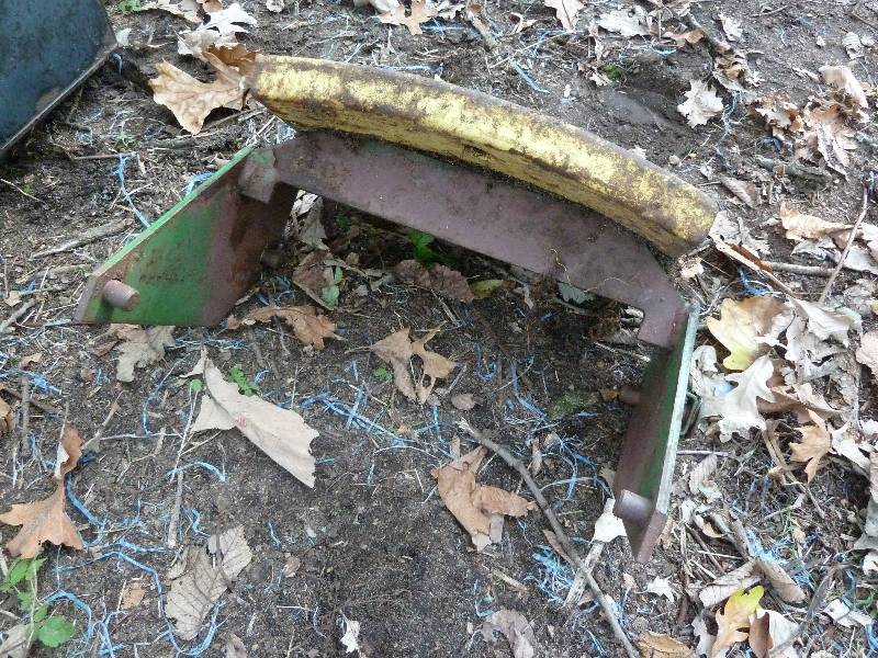 lot 105 image: John Deere Vintage 110 to 140 Weight Bar