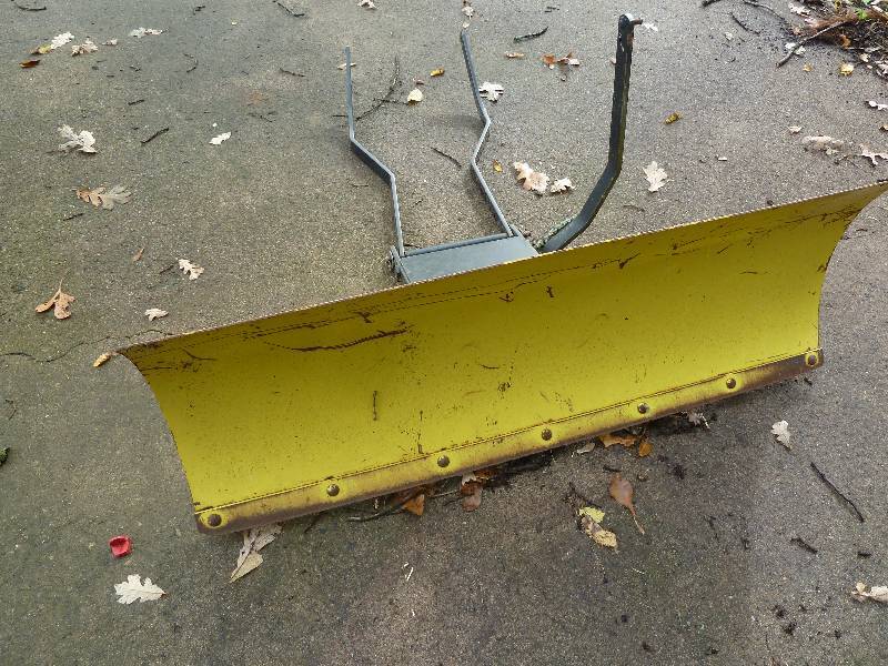 lot 114 image: John Deere 42 Blade