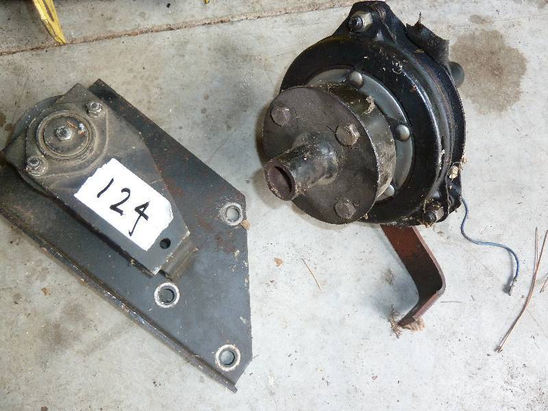 lot 124 image: John Deere 318 Rear PTO