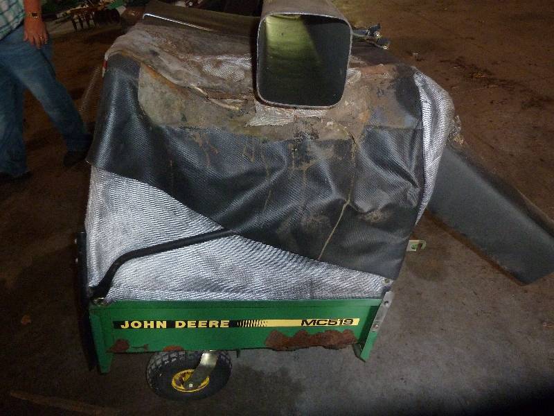 lot 128 image: John Deere MC519 Cart Lawn Bagger